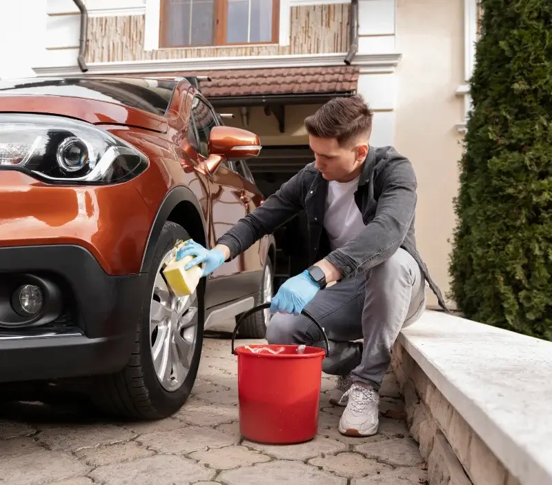 Lavage auto à domicile Bessey : professionnel intervenant sur un véhicule